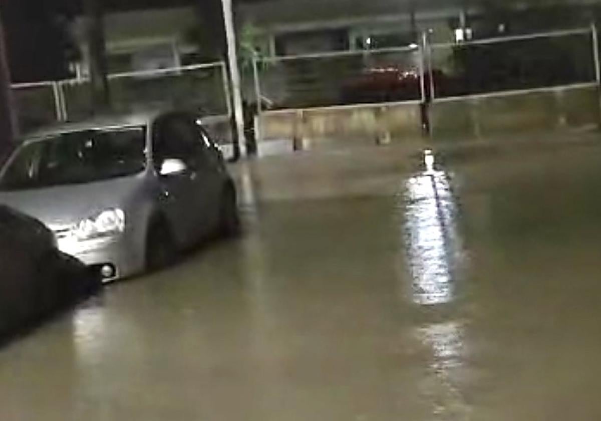 Las lluvias y «unas alcantarillas muy sucias» inundan el barrio